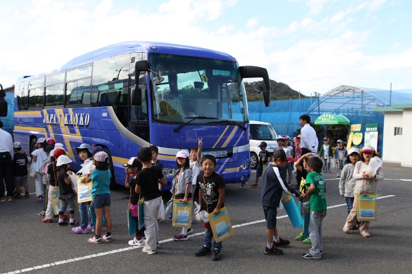 小学生の梨狩り